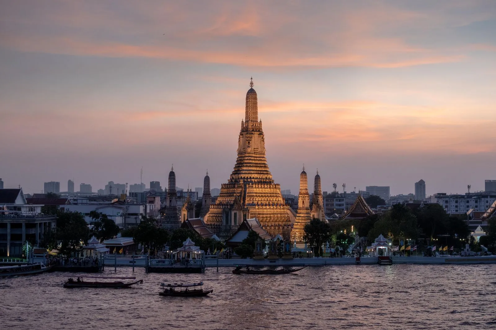วัดอรุณปรางค์ยามเย็นริมแม่น้ำเจ้าพระยา กรุงเทพมหานคร