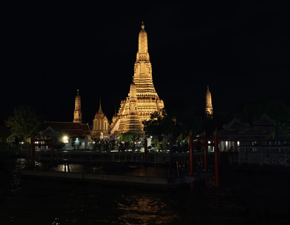 วัดอรุณราชวรารามยามค่ำคืนไฟสว่างไสว